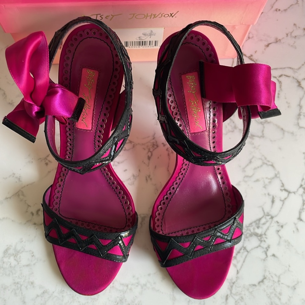 Betsy Johnson, Fuschia and black heels 6.5 - Picture 2 of 5